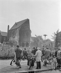 858475 Afbeelding van de sloop van de St.-Monicakerk (Herenweg 99) te Utrecht, met op de voorgrond enkele toeschouwers.
